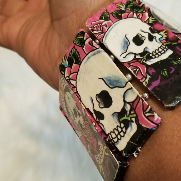 Skull pink white wooden  bracelet - Picture 3 of 4